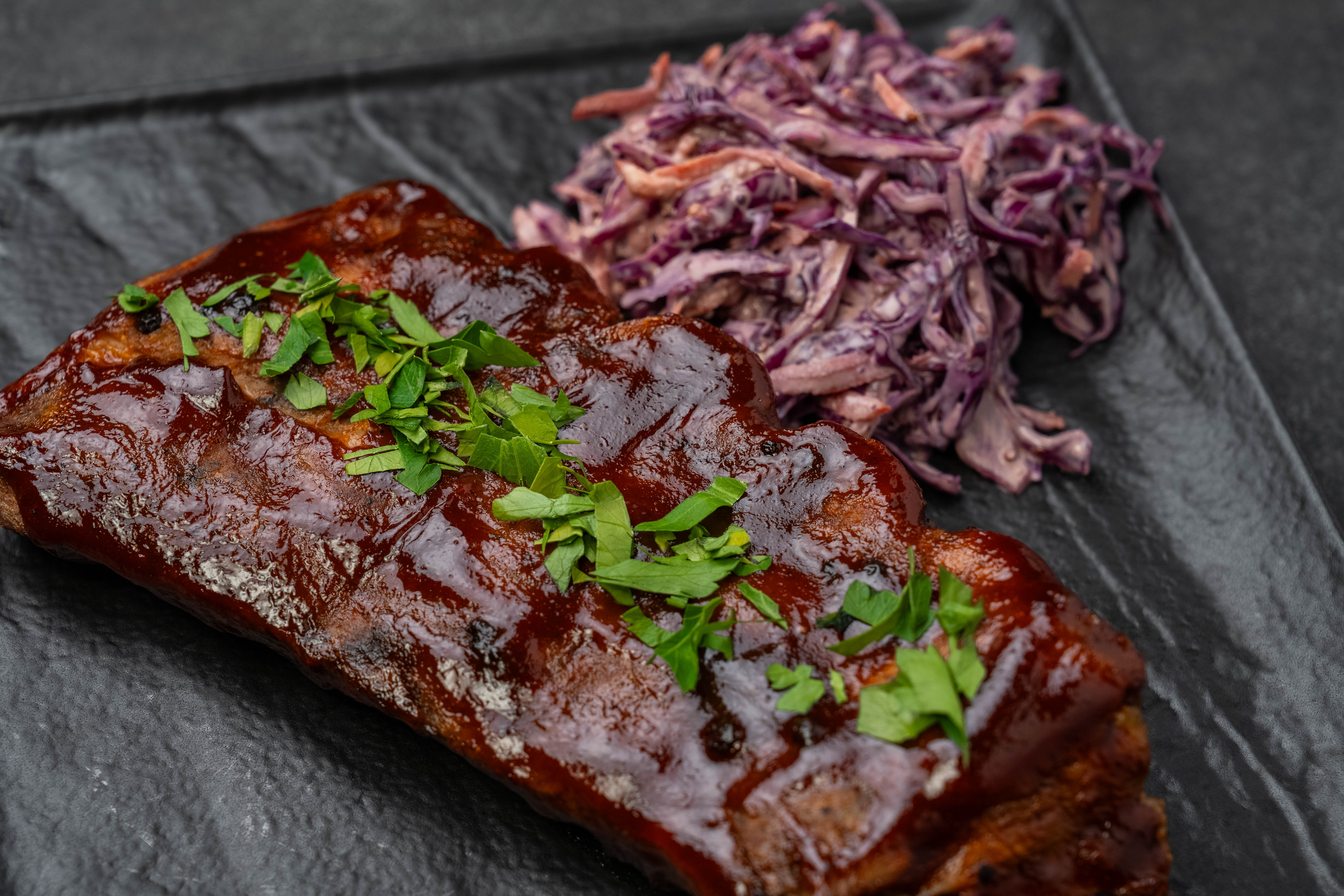 СВИНЫЕ РЕБРА БАРБЕКЮ С САЛАТОМ КОУЛ СЛОУ