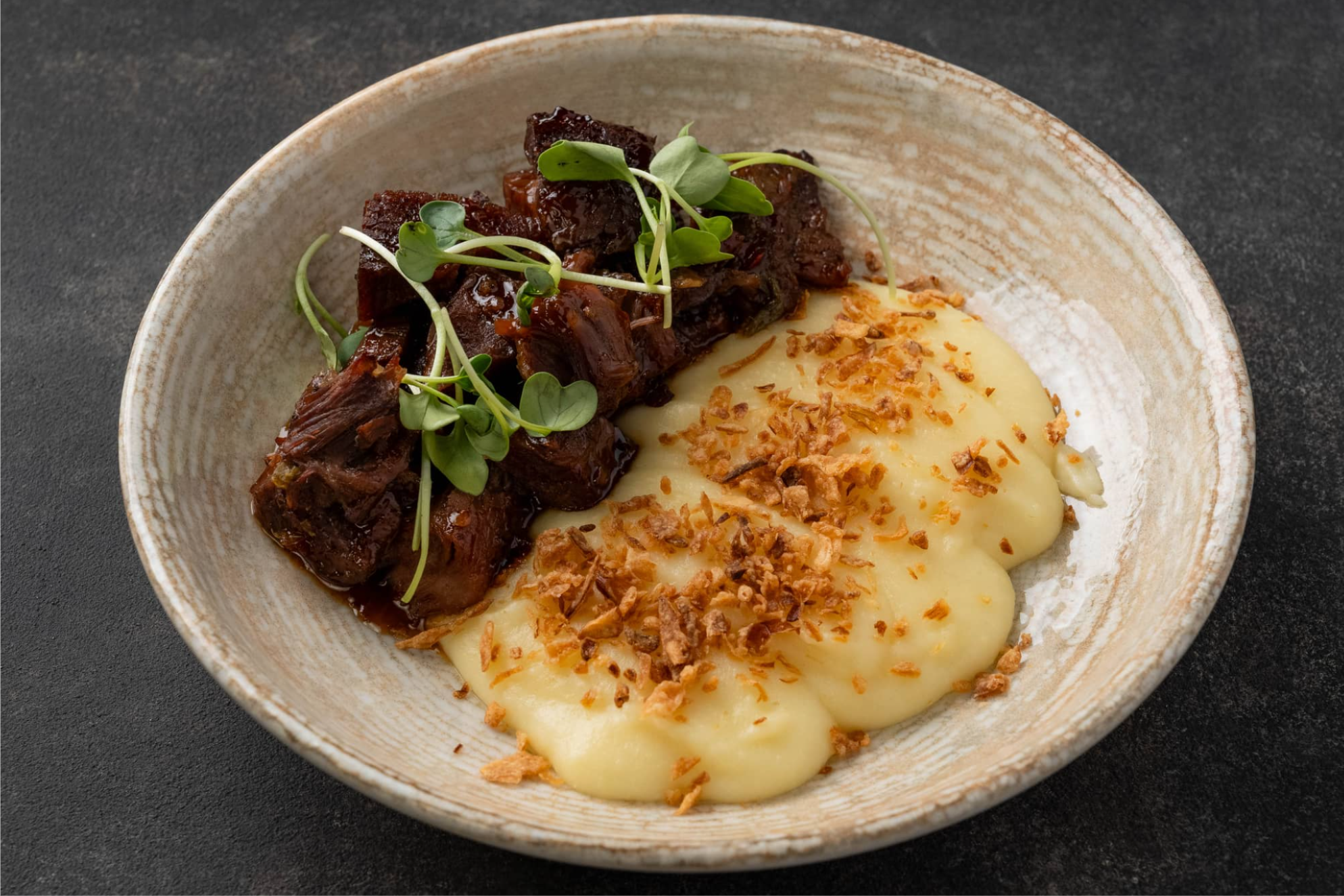 ГОВЯЖЬИ ЩЕКИ С КАРТОФЕЛЬНЫМ ПЮРЕ