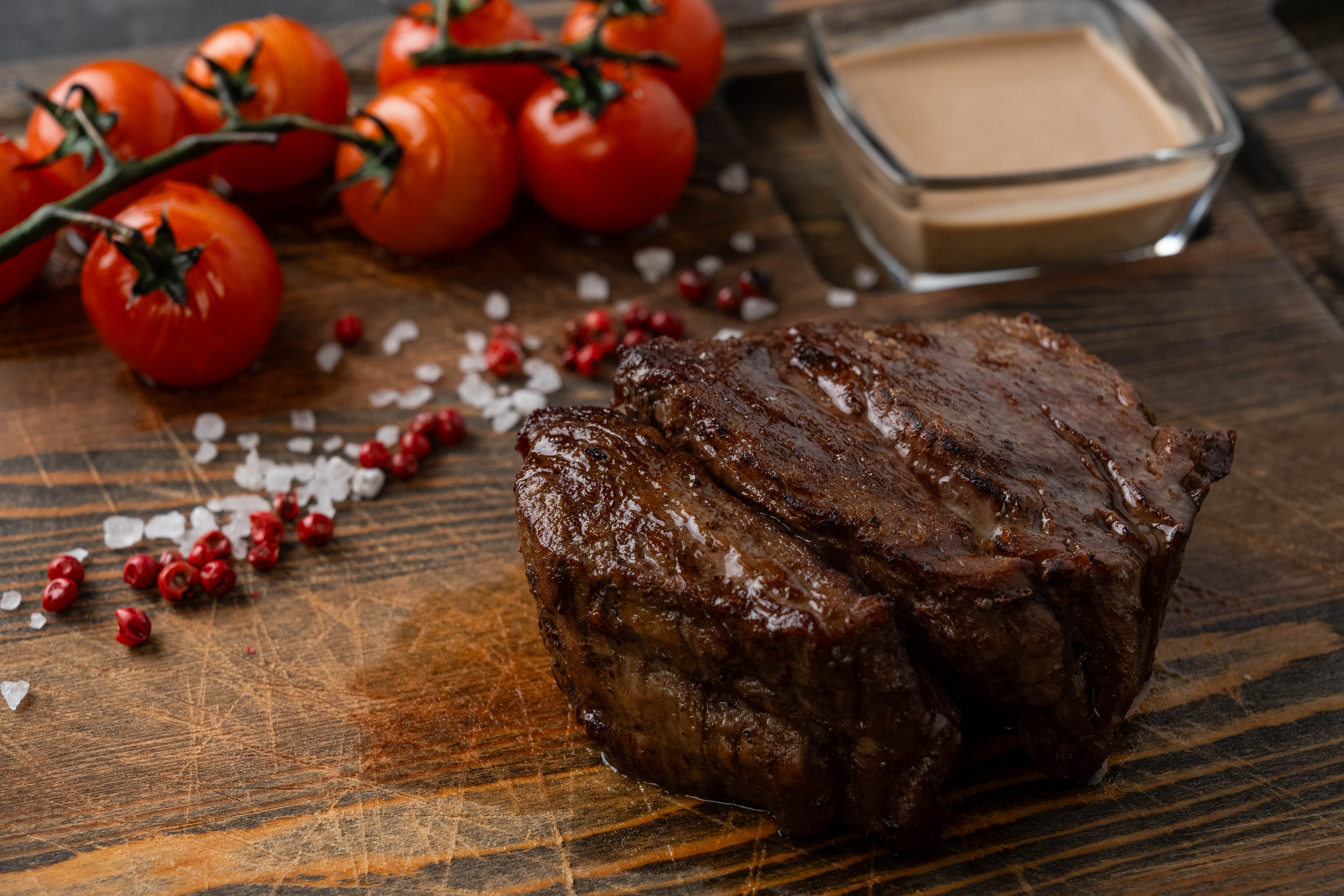 СТЕЙК ФИЛЕ МИНЬОН С ТОМАТАМИ ЧЕРРИ