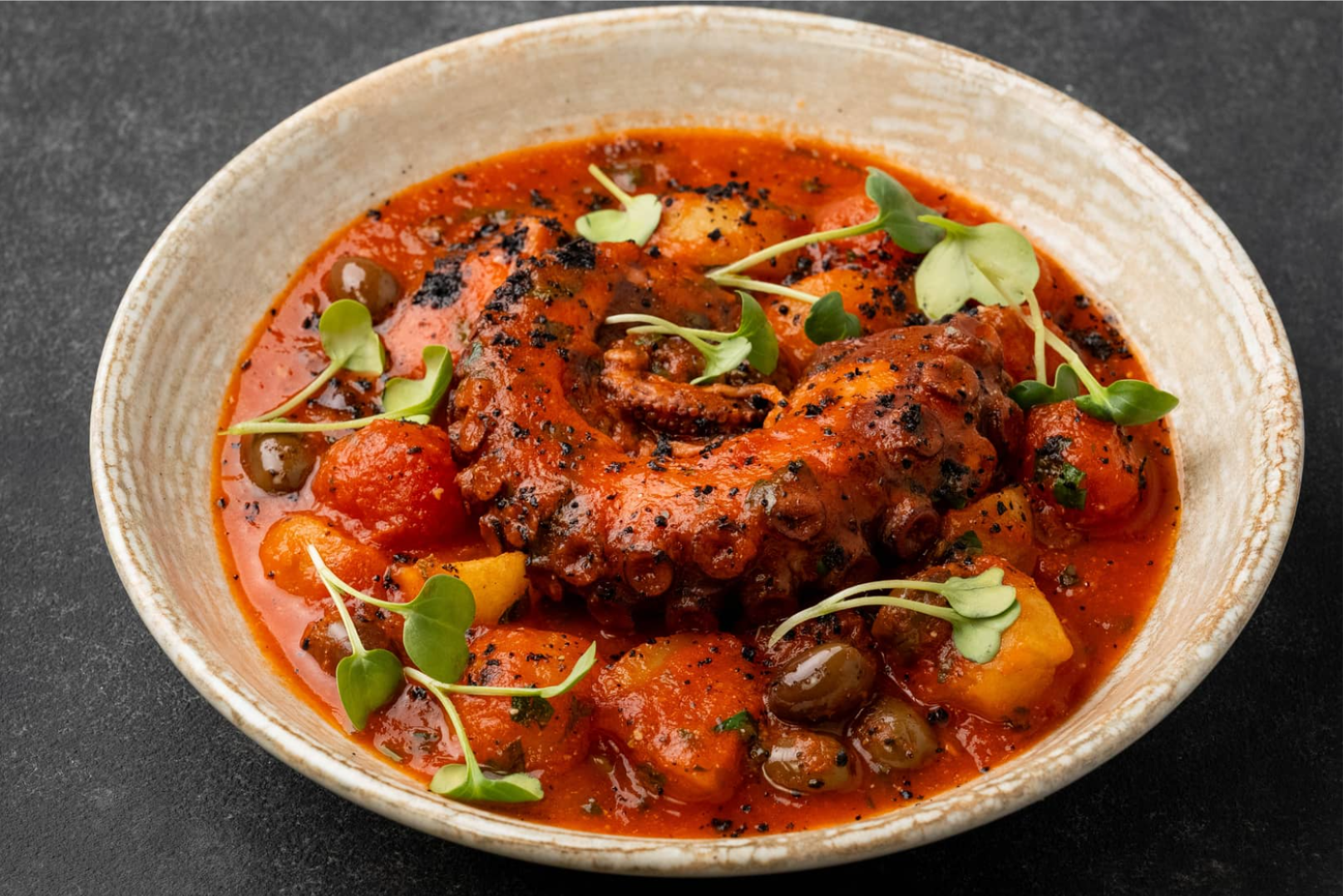 ОСЬМИНОГ НА ГРИЛЕ С ОЛИВКАМИ И КАРТОФЕЛЕМ